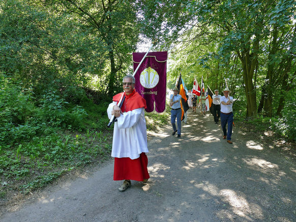 Festgottesdienst zum 1.000 Todestag des Heiligen Heimerads auf dem Hasunger Berg (Foto: Karl-Franz Thiede) Festgottesdienst zum 1.000 Todestag des Heiligen Heimerads auf dem Hasunger Berg (Foto: Karl-Franz Thiede)